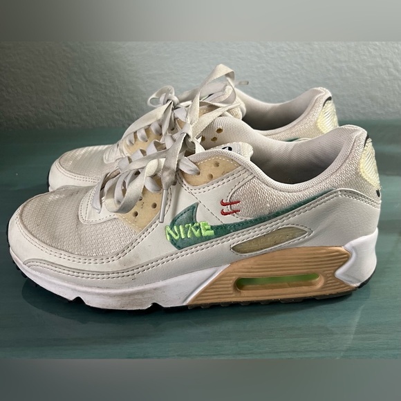 Nike Women's Air Max 90 SE Summit White - Picture 4 of 10